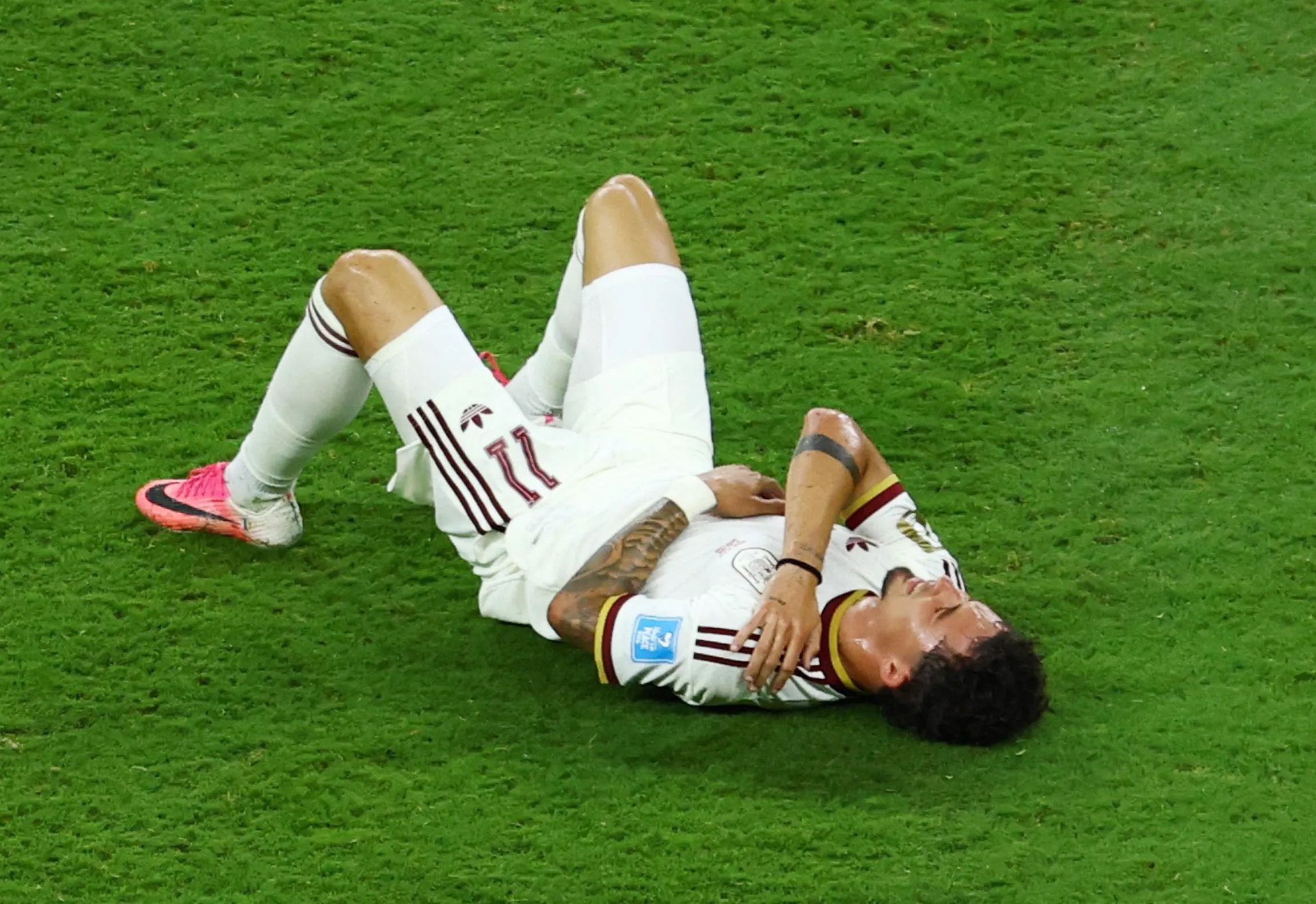 Yéremy Pino clutches his injured arm.