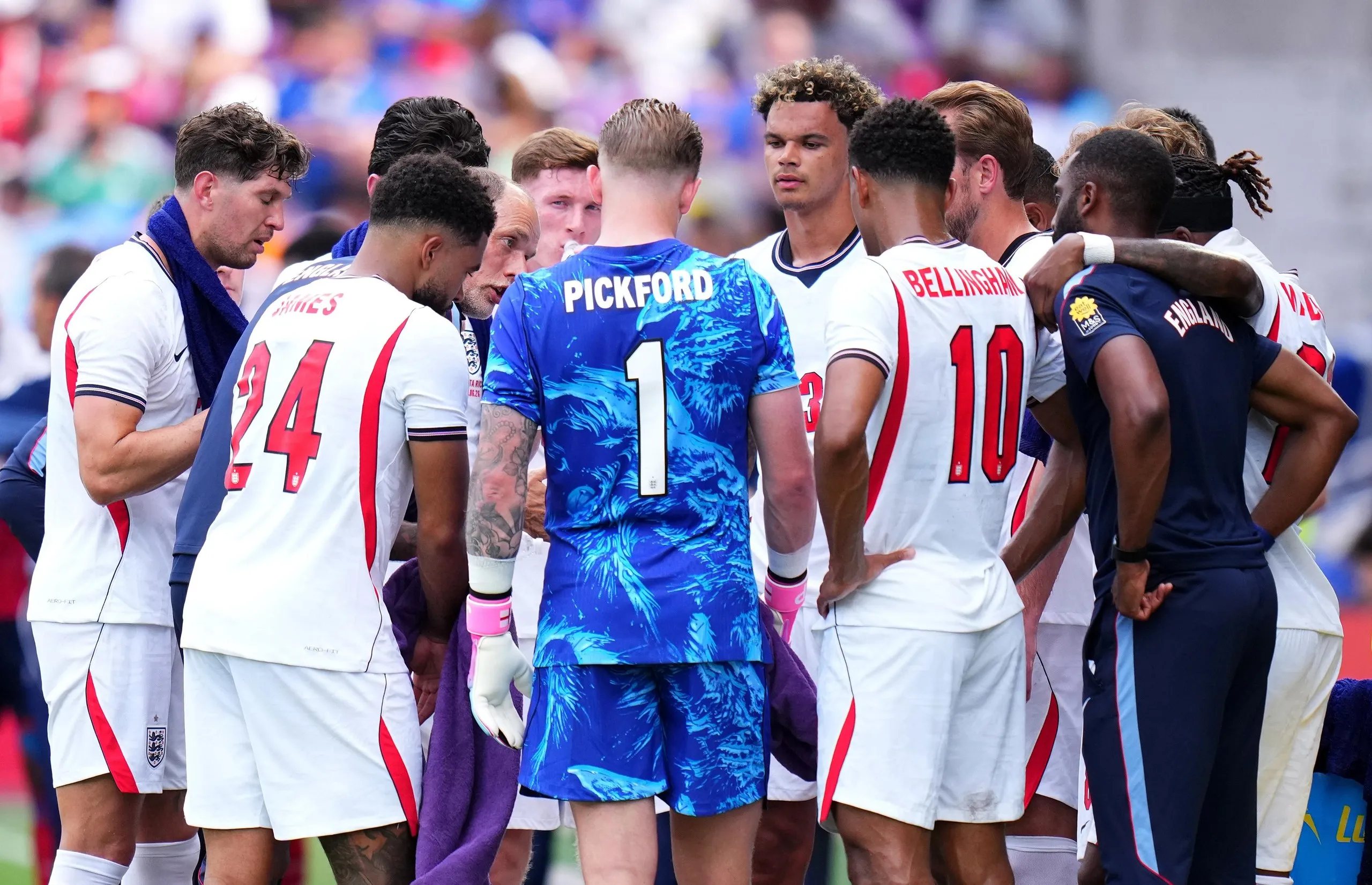 Thomas Tuchel talks to his players