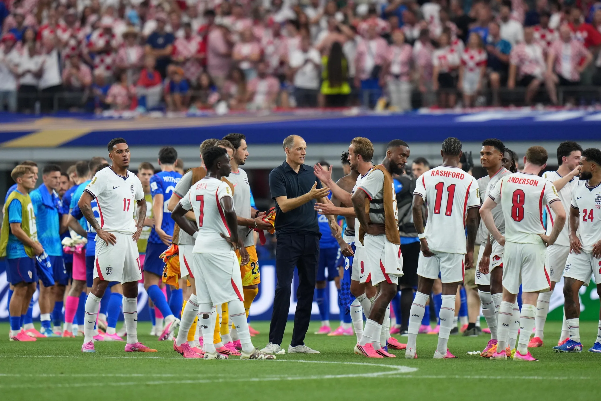 Thomas Tuchel, congratulates his players after the full-time whistle in Dallas
