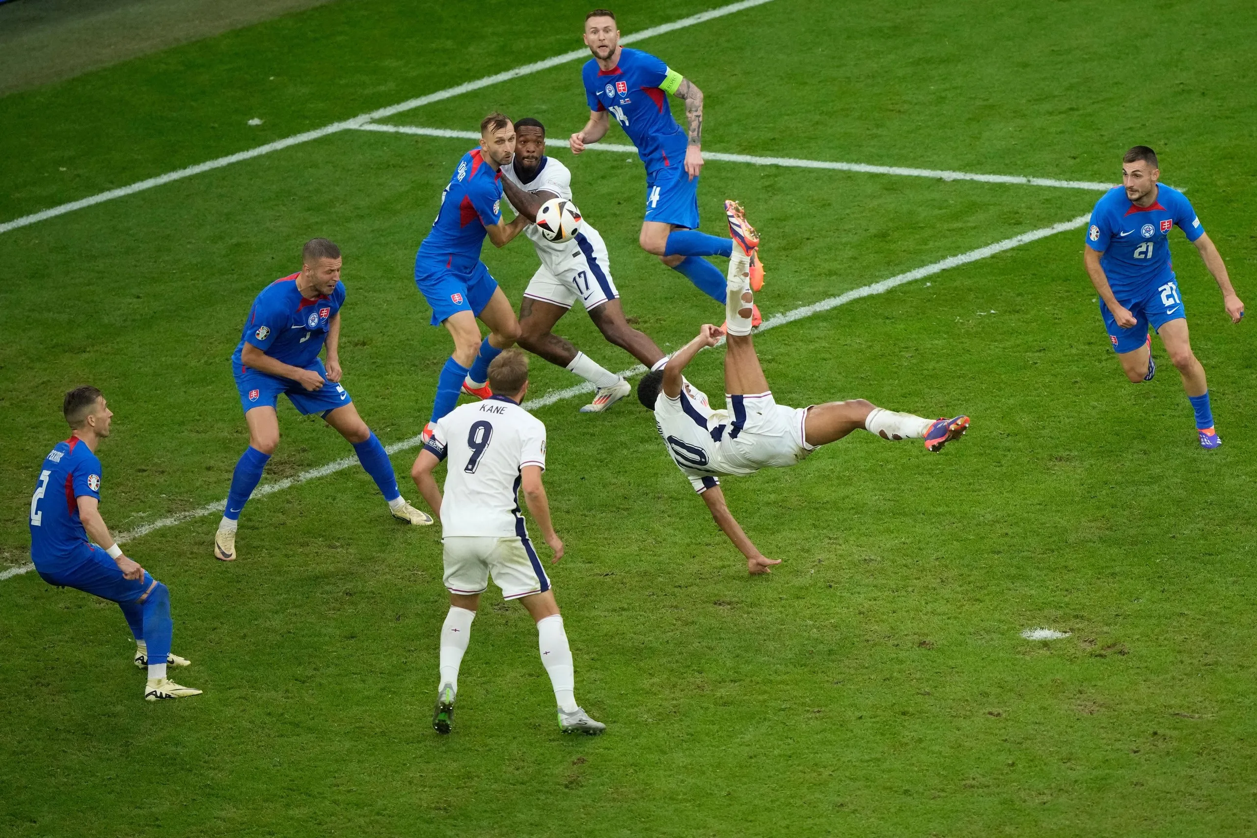 Jude Bellingham scores an overhead goal during the match between England and Slovakia at Euro 2024