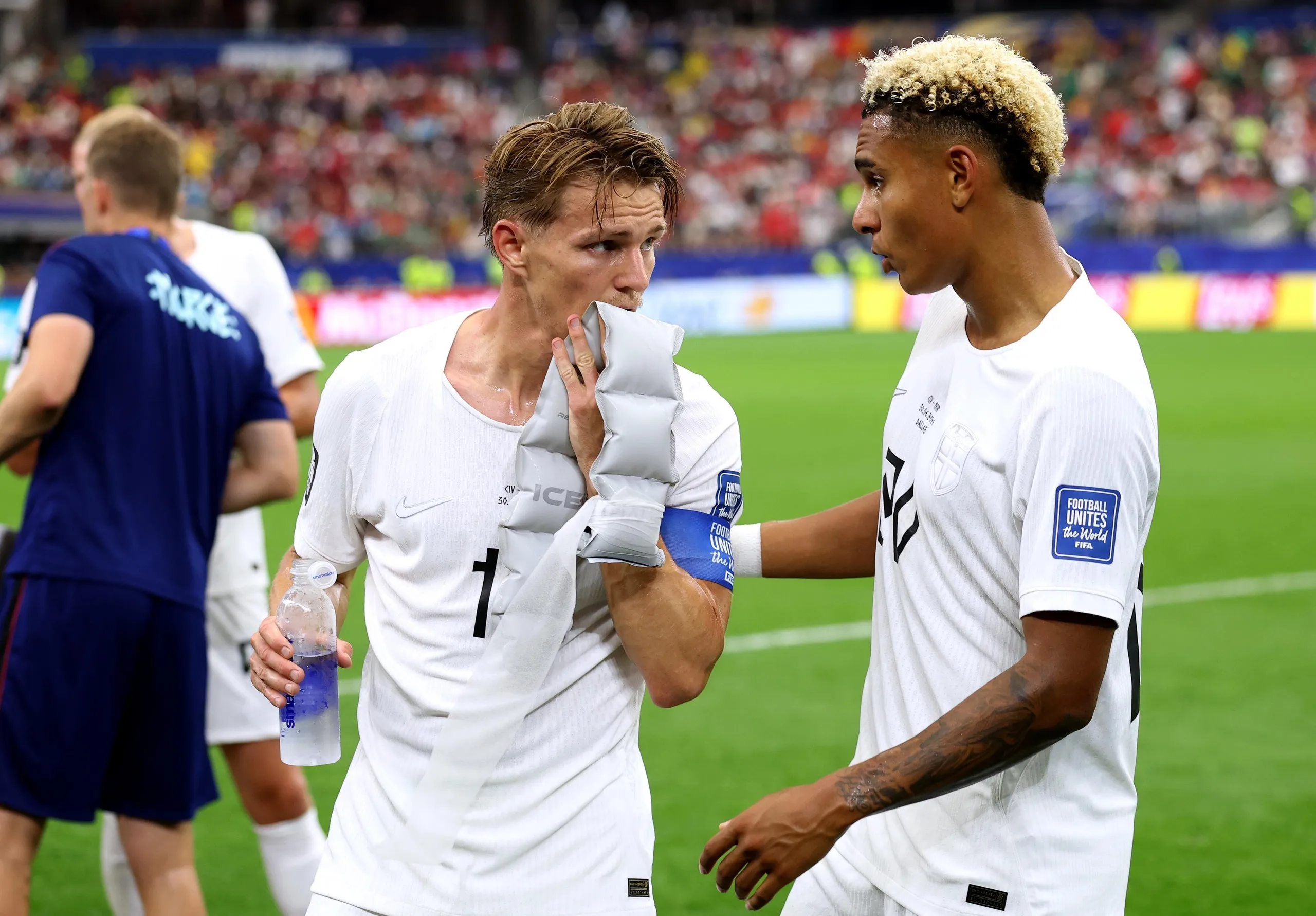 Martin Ødegaard and Antonio Nusa speak during a hydration break during the match against Côte d’Ivoire.