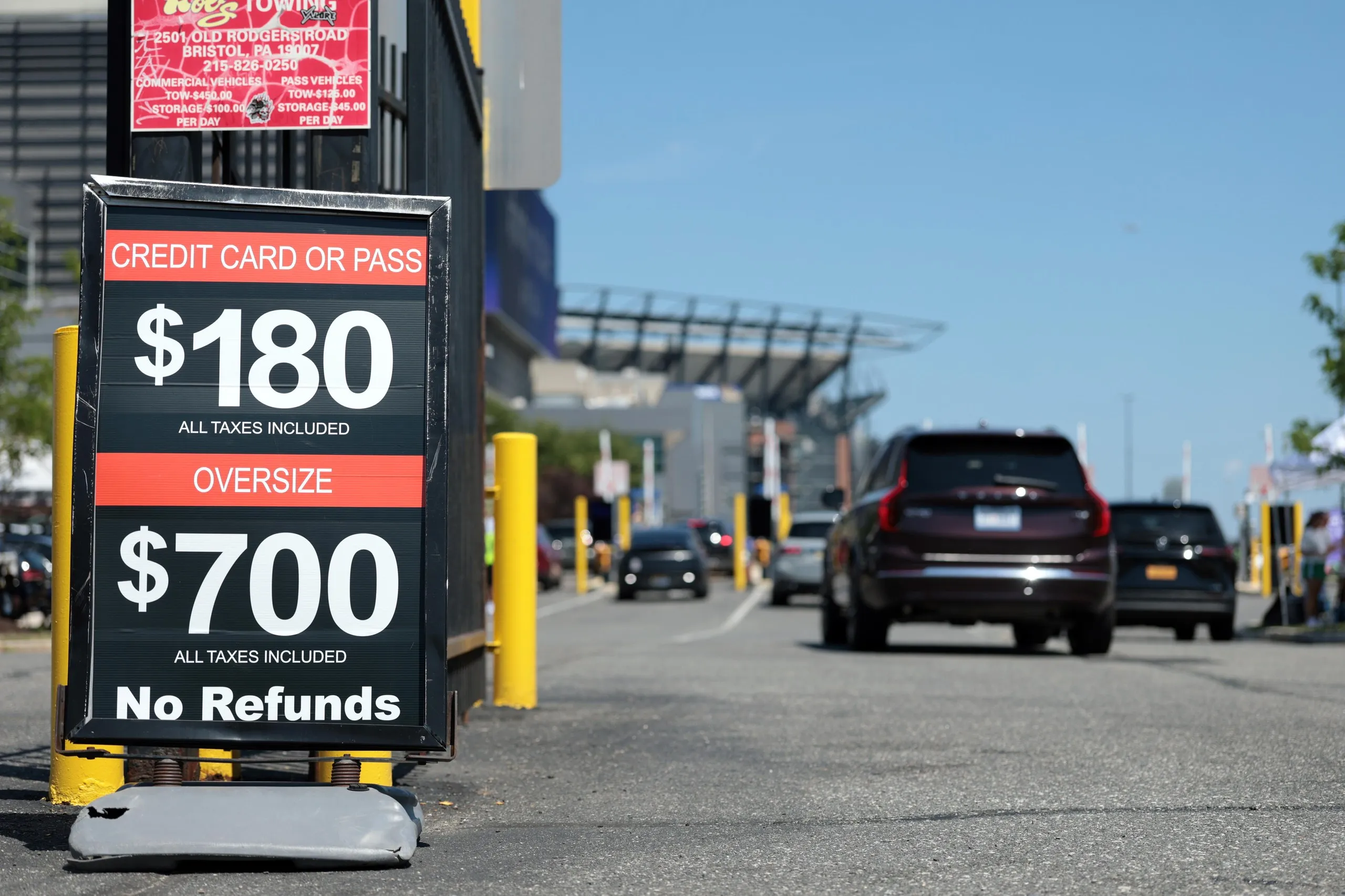 An image of a parking sign in Philadelphia displaying a $180 credit card or pass price to park and $700 for an oversize vehicle.